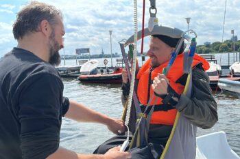Mit dem Lift ins Segelboot